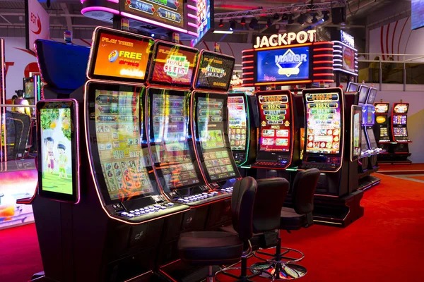 Domino QQ cards dealt and results displayed
